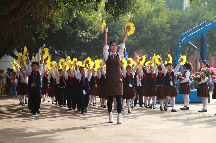 02、图为小学实验部三（2）班的同学入场