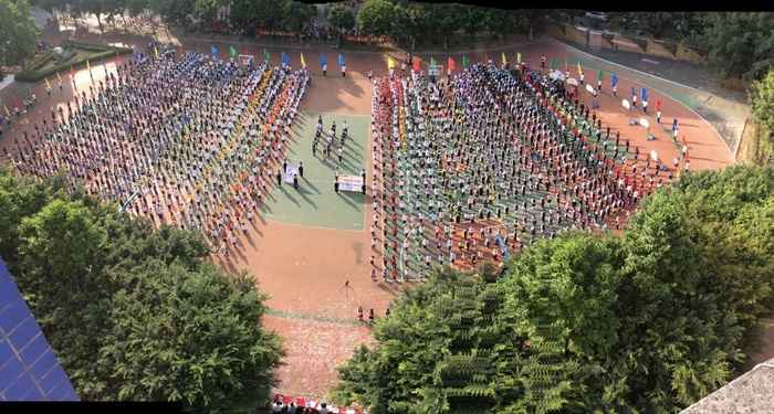 09、图为运动会开幕式全景