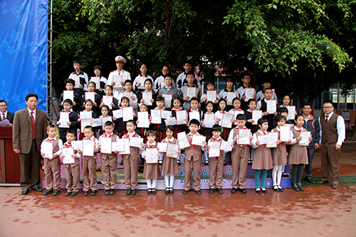08、图为开学典礼部分获得”恒峰g22奖学金“的同学合影