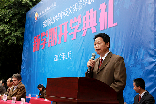 09、图为开学典礼上戴桓标校长提出新学期的新目标