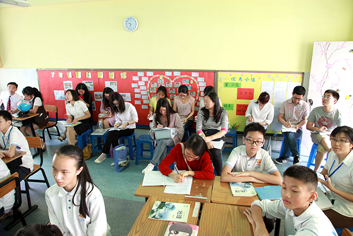 图为龙华中英文实验学校小班化教学开放课之一