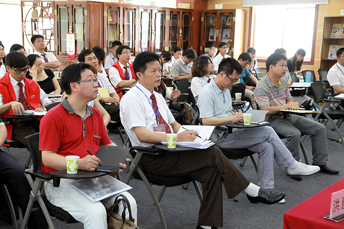 图为新区教科培领导、新区各学校教师参加小班化课堂教学观摩课
