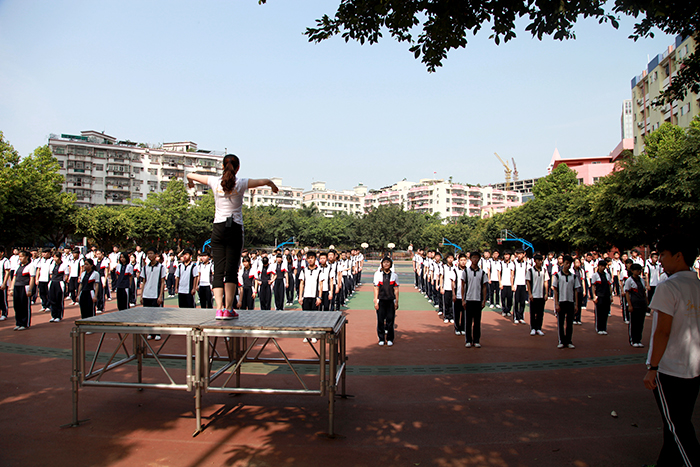 图为龙华中英文实验学校高中学生展示大课间健美操