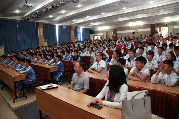 03.图为学校初中实验部三百多名师生专心致志地听讲座