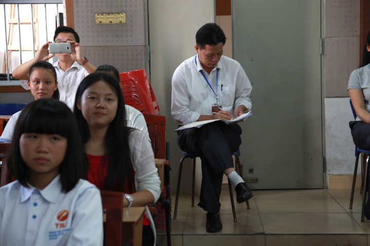 04.图为参加听讲座的学校戴桓标校长在认真记笔记