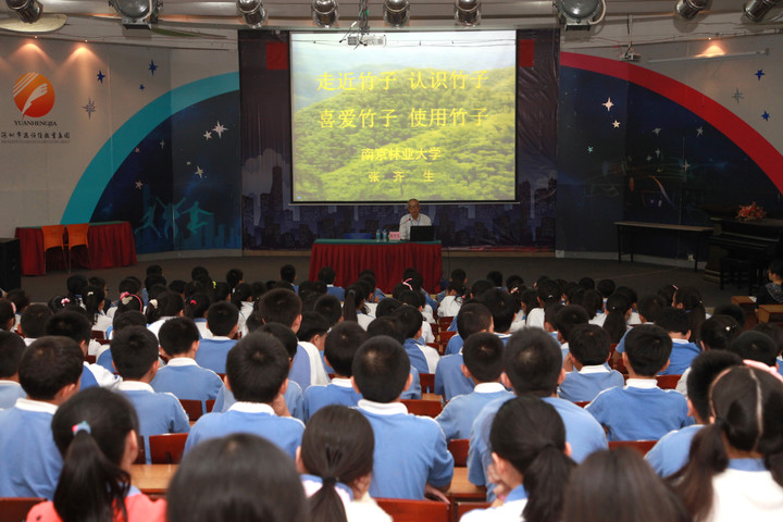 05.图为学校初中实验部三百多名师生专心致志地听讲座