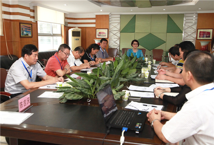 01.图为龙华新区巴东文老师主持“特色教学实验”调研汇报会