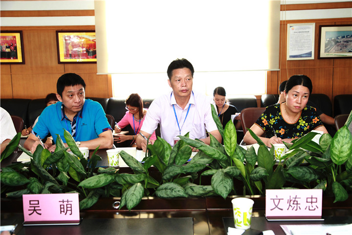 06.图为学校戴桓标校长（中）、王开利副校长（左）、集团程琳娜主任（右）参加调研情况反馈会
