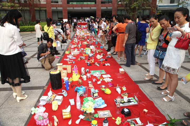 市民参观学生的创意作品展示长廊