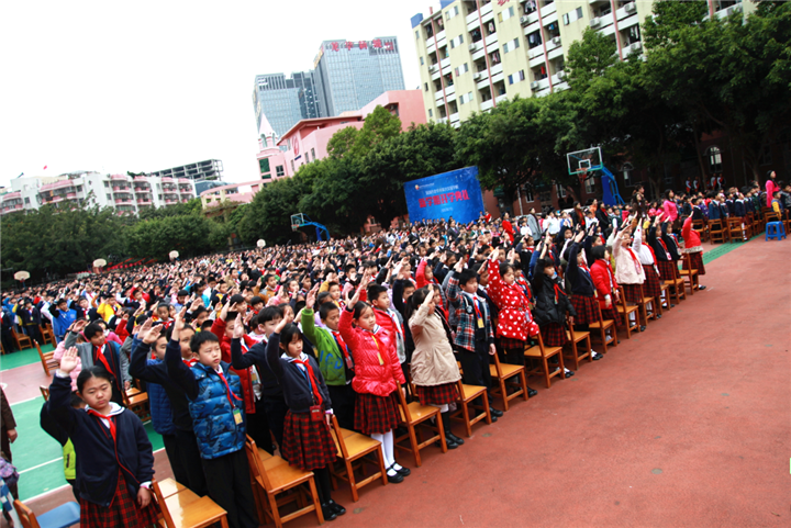 开学典礼图片03：图为开学典礼升国旗仪式师生向国旗敬礼