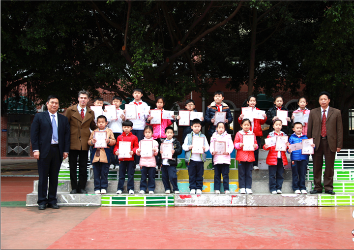开学典礼图片05：图为学校领导为获得“恒峰g22奖学金”的同学颁奖