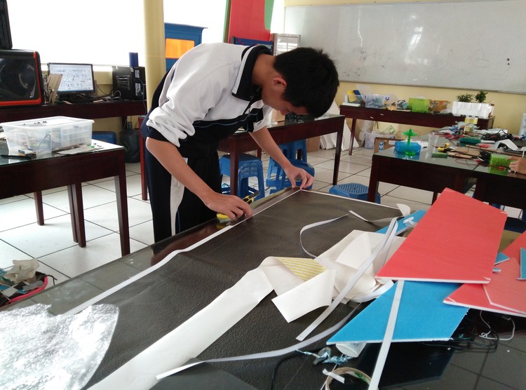 04.图为创客室的同学们进行项目制作情景