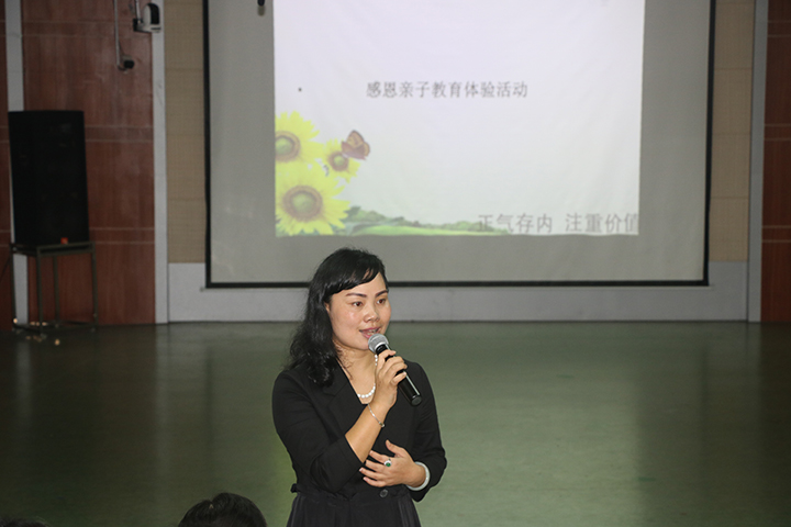 公明中英文学校举行九年级“亲子互动”讲座