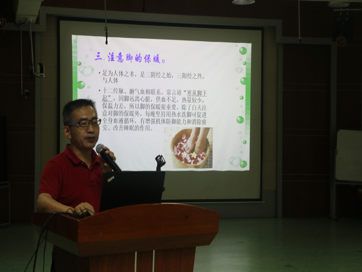 社康医生为公明中英文学校教师讲冬季养生