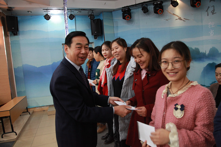 十万奖金奖励一线教师，，，，，，凝心聚气开启新的征程