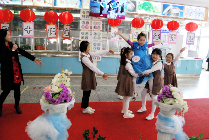公明中英文学校：啦啦队员齐呐喊，，，，，，十佳少年展风采