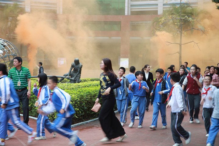 每学期都有疏散逃生演练？？？？？？？？这就对了！ ——龙华中英文实验学校举行消防安全疏散演练 