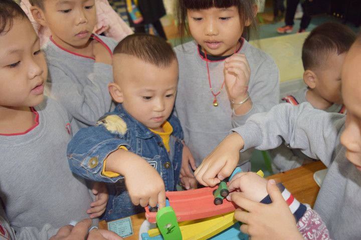 小小的手儿，，，，，，大大的爱 ——少年宫小宝宝到公明二幼观摩体验啦