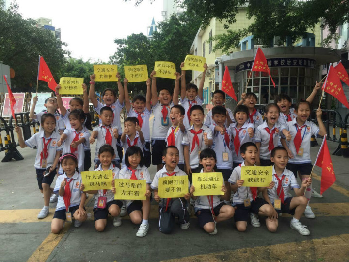 别开生面：安全儿歌记心间，，，，，，，，安全行走我能行——小学部别开生面的安全实践活动课受欢迎