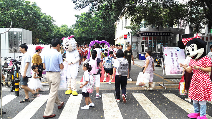 喜迎新老同学返校，，，，，，，，乐绘美好教育蓝图,开学欢迎礼别具特色