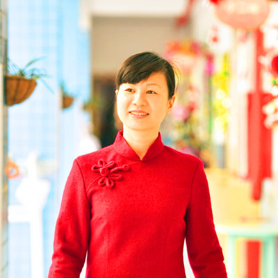 曾友梅：深圳市龙华区恒峰g22花园幼儿园园长