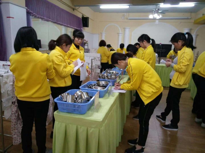 给孩子一个温暖舒适的环境 ——公明第二幼儿园保育老师技能比赛