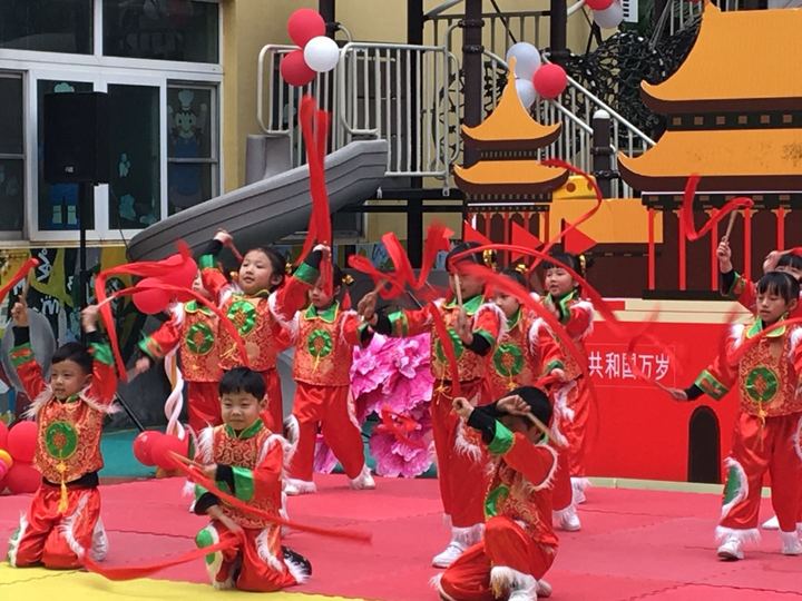 瑞狗迎春兆丰年，，，，，宝贝回园乐开颜