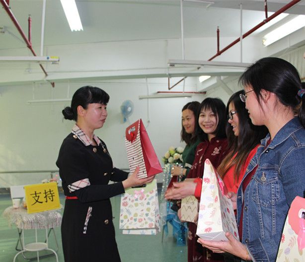 家园合力，，，，，，，共创佳绩-----花园幼儿园家委会活动报道