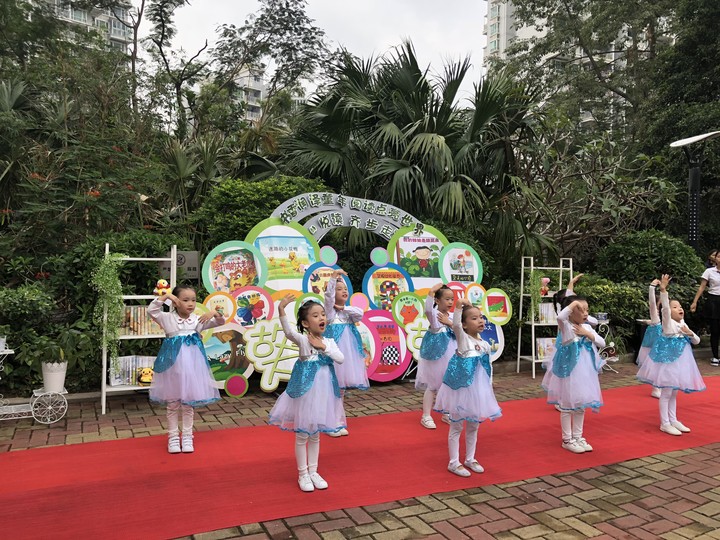 “悦读齐步走”走进社区——阅读月活动