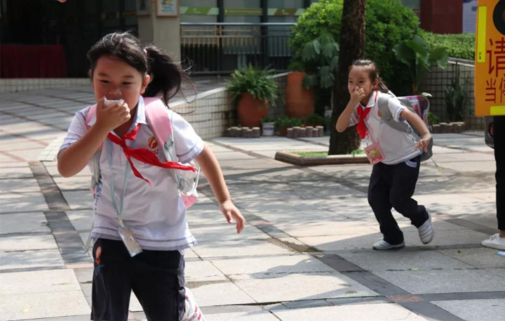 举行校车逃生演练，，，，，，，，提高师生应急能力——深圳市龙华中英文实验学校举行校车应急演练活动