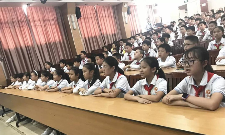 普法教育走进中英文，，，，，，，做新时代合格小公民