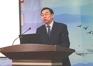卜祥林校长为干部、教师进行课堂教学全员培训