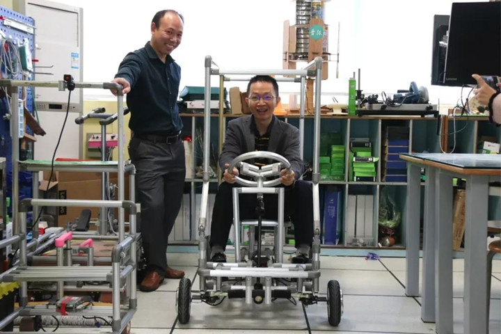 创客教育送课进校，，，，，，，，参与师生共同提高——龙华区古兴东学科带头人工作室创客教育研究活动在我校进行