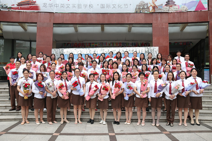 做学生爱戴、家长信任的闪亮班主任 ——深圳市“龙华区第三届班主任节”龙华中英文实验学校启动仪式