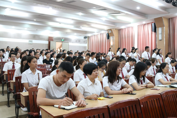 奖教奖先，，，，，，，传承创新，，，，，，，建设优质、高端、多元的现代化特色学校 ——学校召开2019秋季学期全体教职工大会
