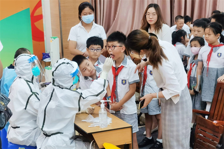 共同战“疫”，，，，，龙华中英文在行动!——学校组织志愿者支援社区防疫一线