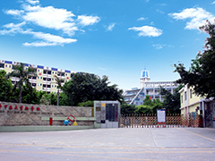 深圳市龙华中英文实验学校；；；；；；瘛吧钲谑杏胖拭癜煅Ｄ甓冉薄，，，，，，并获《南方都市报》专版报道
