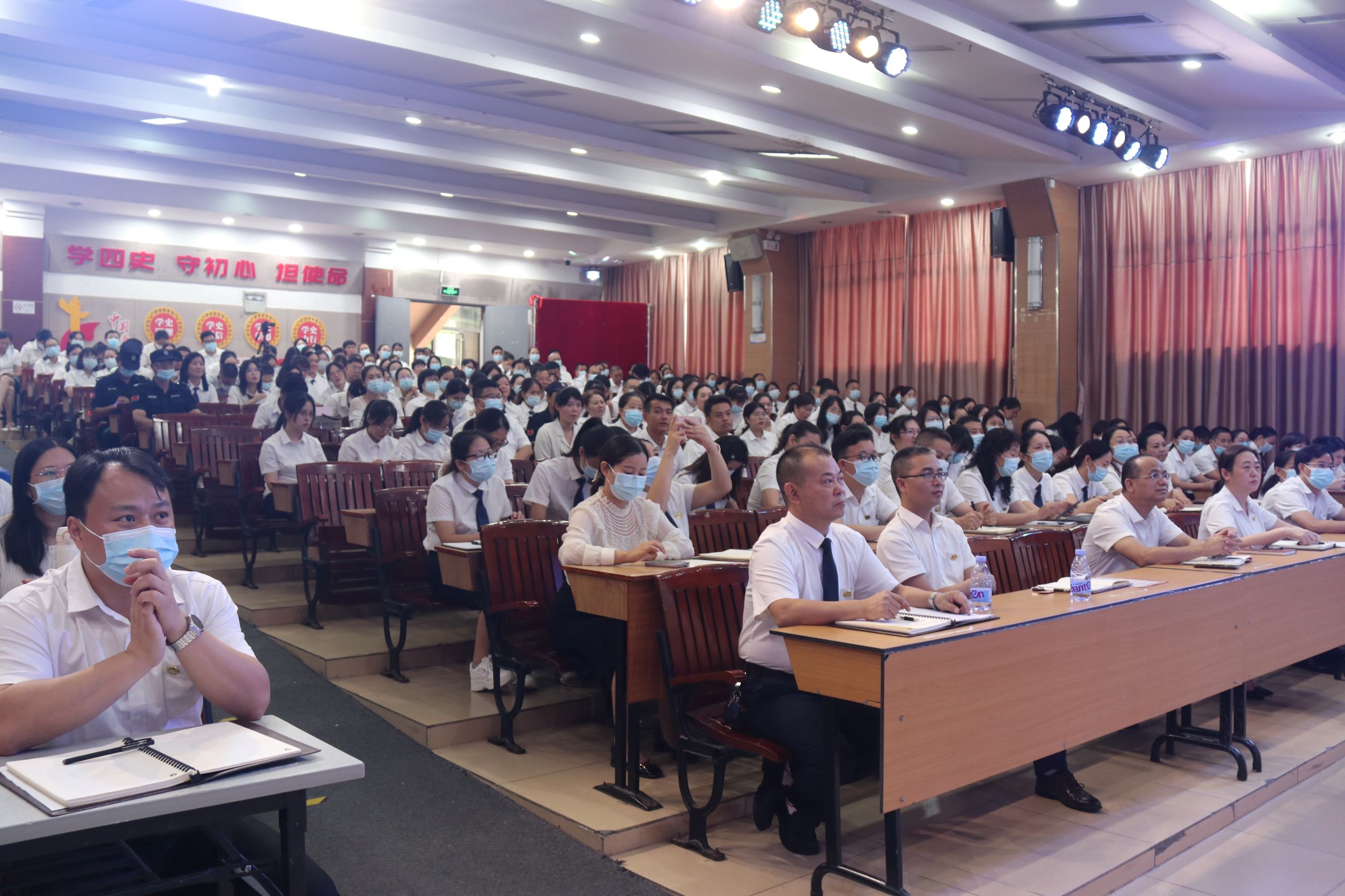 立足长远发展，，，，，，，建设美好教育——新学年开学教职工大会开新篇