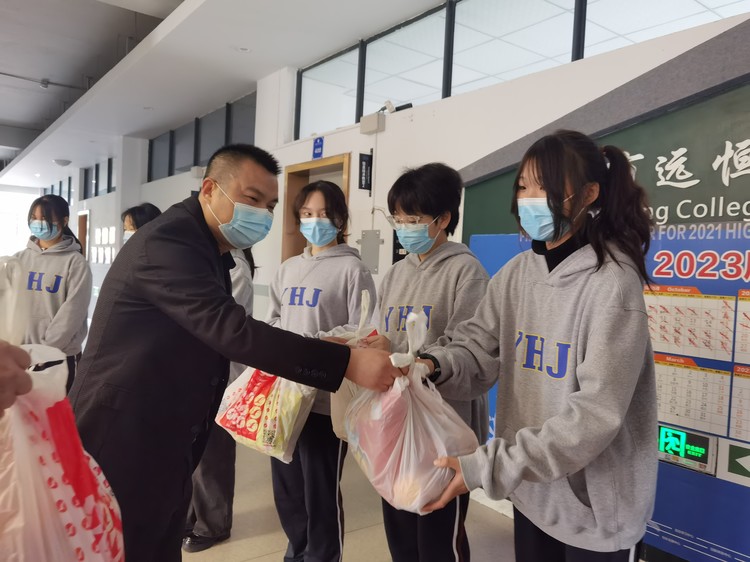 心系留校学生，，，，，，，，情暖长寿湖畔——区教委领导慰问我校疫情期间周末留校学生