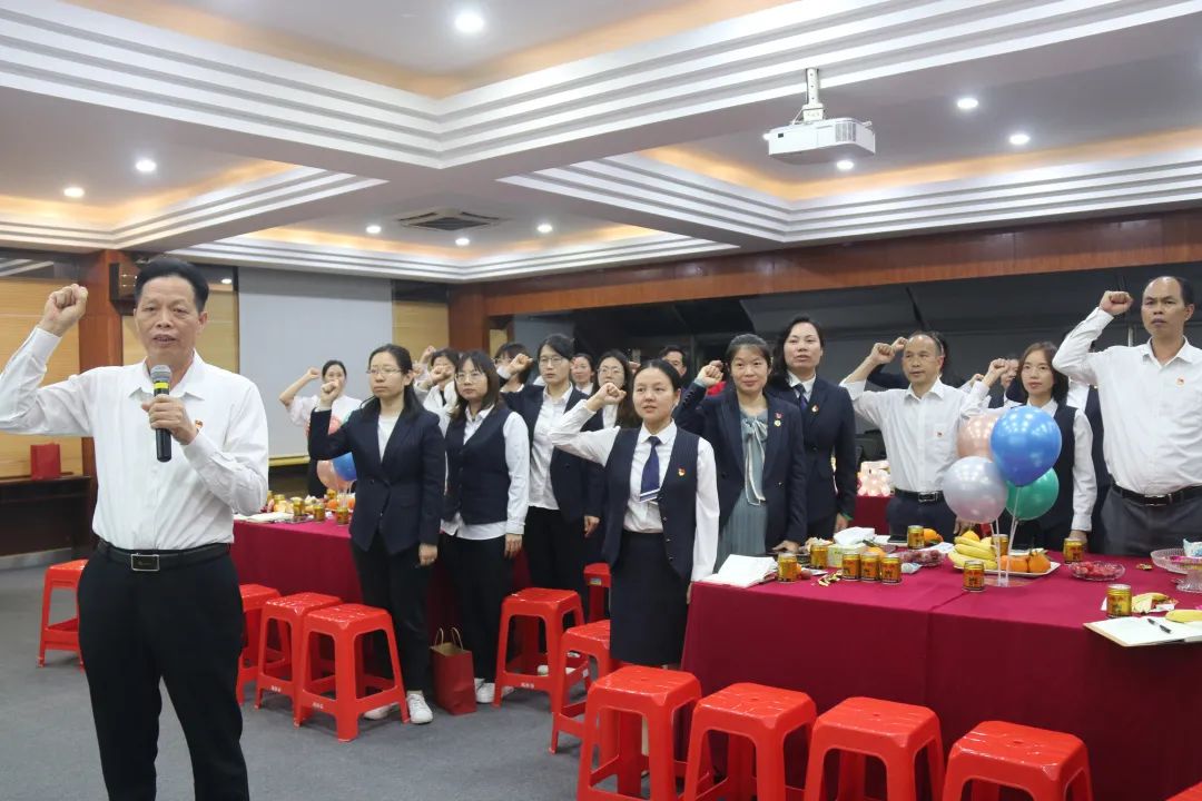 忆入党初心，，，，，，，，担责任使命——龙华中英文实验学校党支部为党员办集体政治生日会