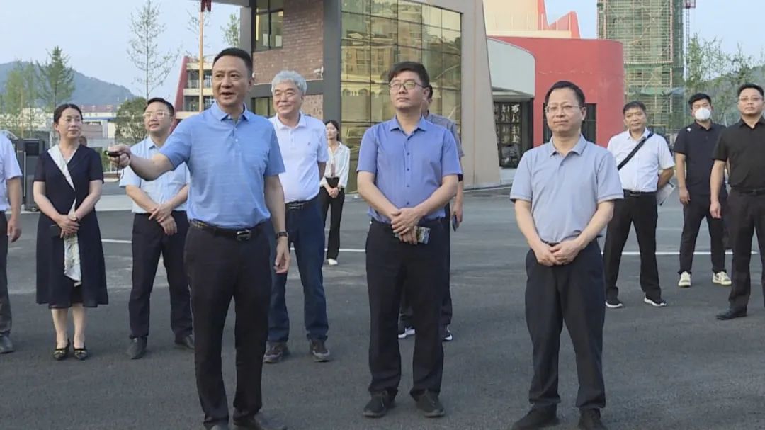 郴州市北湖区委常委 常务副区长张强一行来赣州恒峰g22职业学院调研