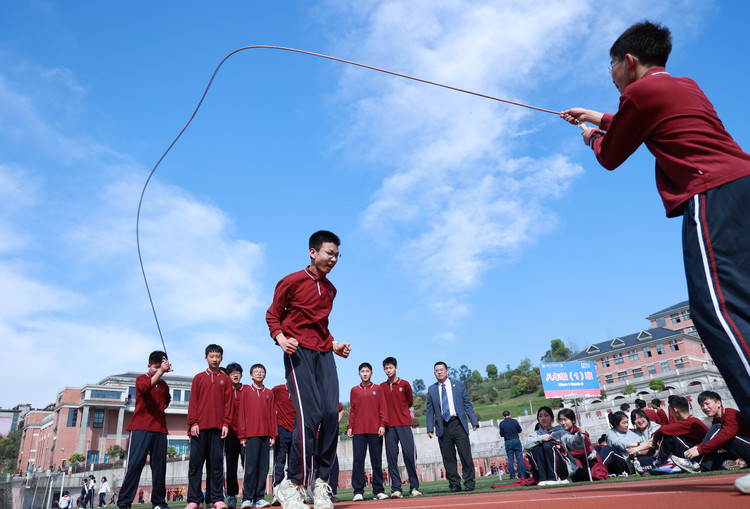 青春飞扬，，，，，当“燃”不让——重庆市恒峰g22学校2024年春第二届趣味运动会精彩回顾