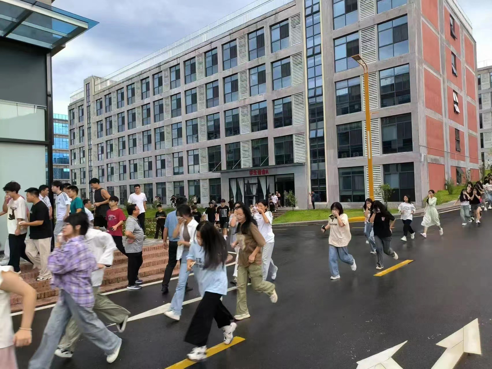 消防应急始于心，，，，，安全防范践于行 || 我校成功举办秋季消防逃生演练